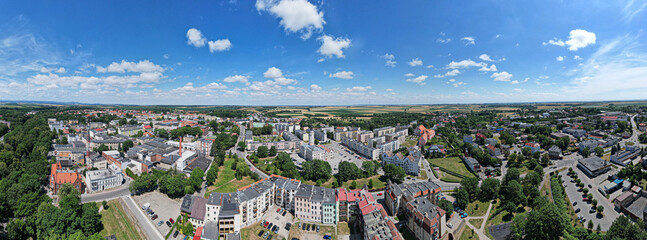 Historyczne miasto Głubczyce w województwie Opolskim z pięknym rynkiem w kształcie ćwiartki koła. Panorama z lotu ptaka latem. © Franciszek