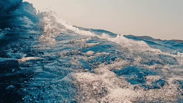 V&iacute;deo de la estela y el oleaje generado durante una navegaci&oacute;n en el mar, con espuma blanca, agua azul y movimiento din&aacute;mico de las olas en primer plano. La escena transmite velocidad, verano, aventur