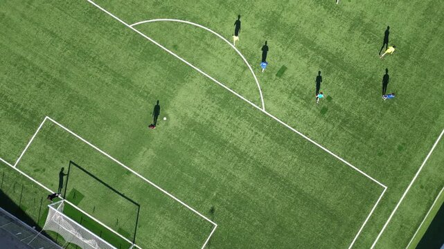 giovani calciatori giocano su di un campo da calcio in erba sintetica
