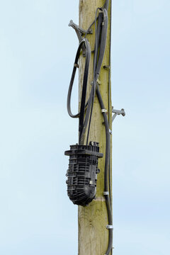 Fibre optic splice closure mounted on telecommunications utility pole