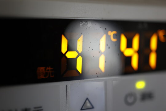 給湯器の液晶画面。給湯温度41度設定。黄色いデジタル表示。