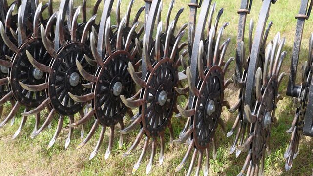 Rotary hoe wheel agriculture machinery with soil tine metal equipment attachment in row arrangement