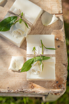 Ecological and aromatic rose soap made of fresh flowers