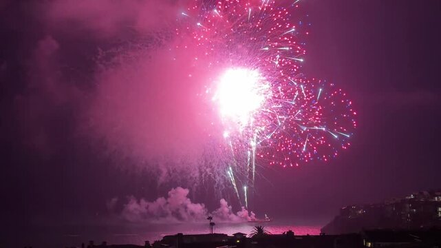 Beautiful 4th of July Fireworks over the Ocean in Laguna Beach, California (real video, not AI) 