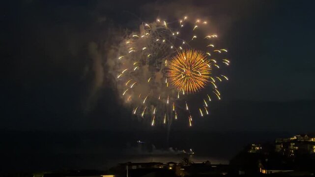 Beautiful 4th of July Fireworks over the Ocean in Laguna Beach, California (real video, not AI) 