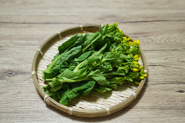 旬を迎えた奈良県産の食用菜の花 © yuuyu