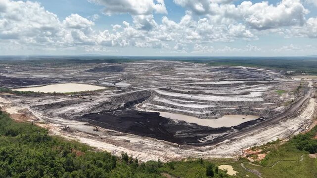 Activity of loading coal into transport trucks in the blackened coal mining area