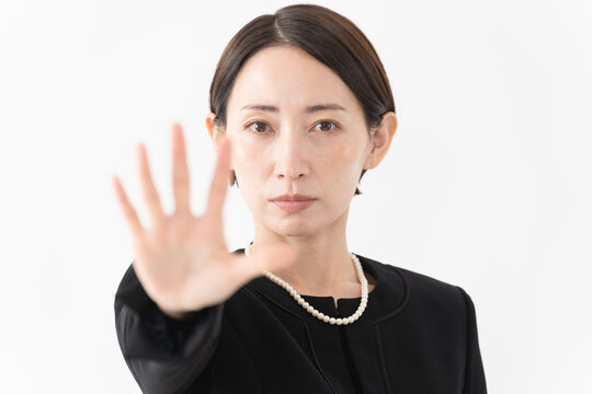 喪服を着た女性　葬儀イメージ