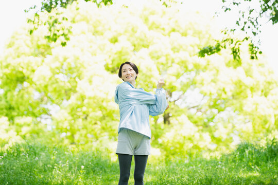 ストレッチをする若い女性　スポーツイメージ