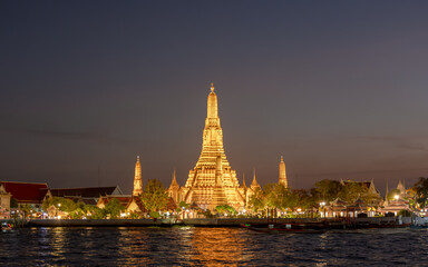 Naklejka premium Wat Arun (Temple of Dawn), Historic Buddhist Landmark and Popular Tourist Attraction in Bangkok, Thailand