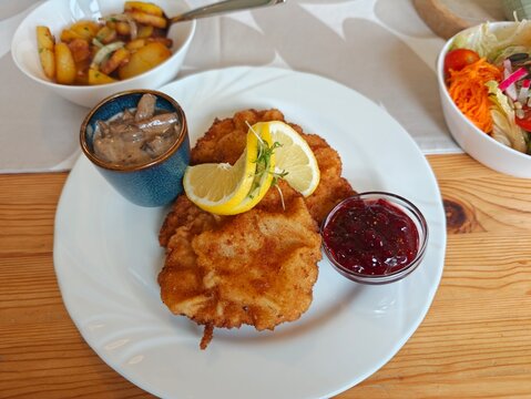 Schnitzel mit J&auml;gerso&szlig;e und Bratkartoffeln