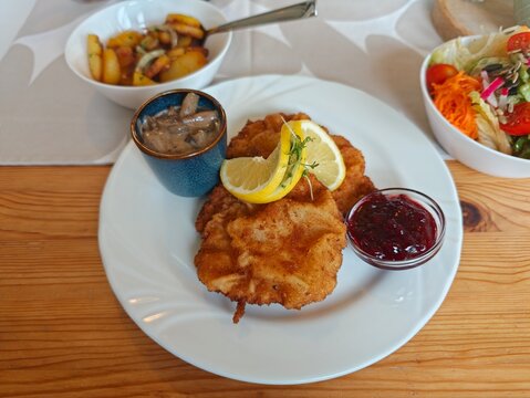 Schnitzel mit J&auml;gerso&szlig;e und Bratkartoffeln