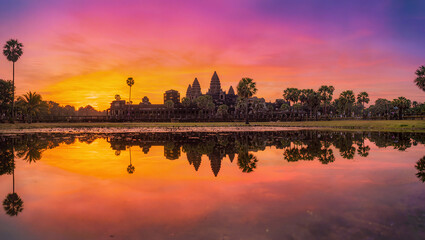 Naklejka premium Angkor Wat Sunrise Reflection | Cambodia Landmark | Stunning Sky