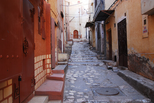 Algeria, Ben Isguen, view of empty narrow lane between buildings