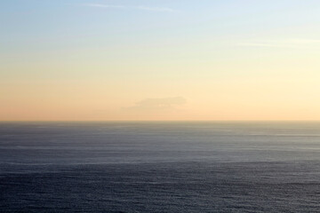 Obraz premium Minimalist view of the calm ocean horizon at sunset