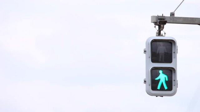 日本の交通信号機：青から点滅、赤へ