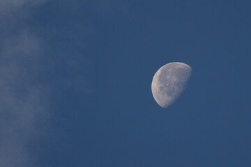 Lune sur le ciel bleu  © Romain