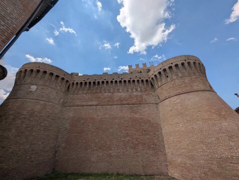 Le imponenti mura in laterizio e i possenti torrioni circolari della Rocca di Urbisaglia , una straordinaria fortificazione militare rinascimentale costruita nei primissimi anni del Cinquecento 