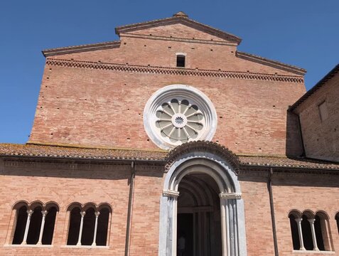 la celebre facciata a salienti in mattoni dell'Abbazia di Santa Maria di Chiaravalle di Fiastra, situata all'interno della splendida riserva naturale