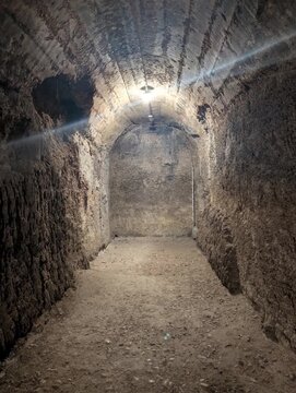 Antico serbatoio romano, la struttura, &egrave; perfettamente conservata, si sviluppa in due grandi gallerie parallele comunicanti, interamente rivestite in cocciopesto idraulico per l'impermeabilizzazione