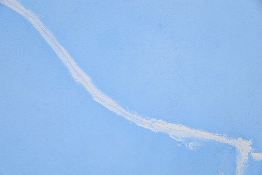 Tranquil Blue Sky with Curved White Cloud and Clear Atmosphere