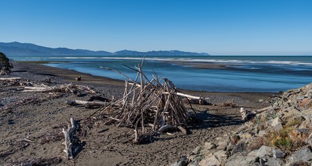 Treibholz-Struktur am Wairau River Mündung, Cloudy Bay, Neuseeland, maritime Strandlandschaft, Leptospermum scoparium, Wildnis, Reiseziel Südinsel, Naturaufnahme, Sommer, Ruhe, Panorama © stylefoto24