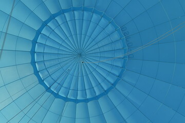 Fototapeta premium Blauer gefüllter Heißluftballon von innen