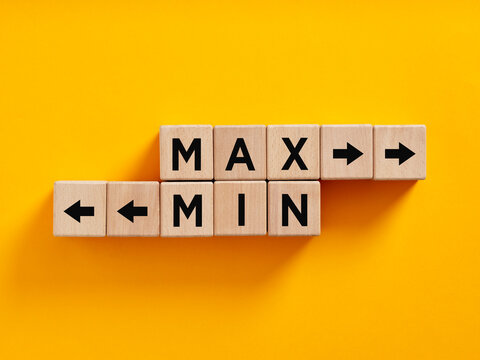 Max and min concept with wooden cubes and arrows