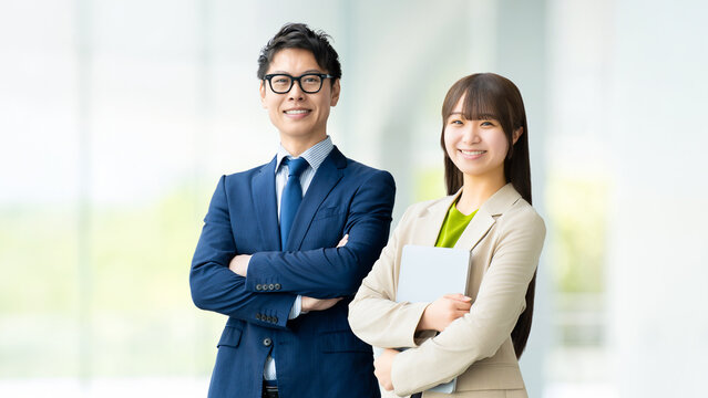 男女2人のビジネスチームワークイメージ