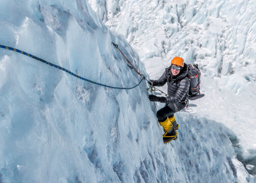 Nepal, Solo Khumbu, Everest, Mountaineers climbing on icefall