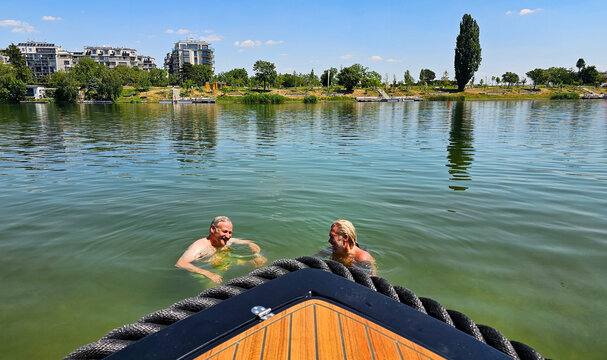 M&auml;nner haben Spa&szlig; im Wasser am Boot
