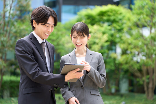 仕事の指導をするビジネスパーソン