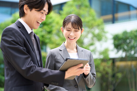 仕事の指導をするビジネスパーソン