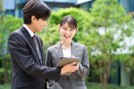 仕事の指導をするビジネスパーソン