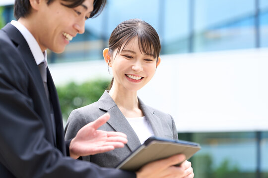 仕事の指導をするビジネスパーソン