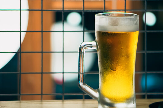 飲みかけのグラスビール	