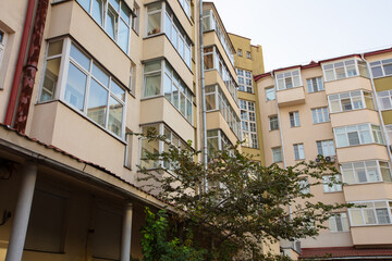 Obraz premium Modern architecture in urban courtyard with greenery during late afternoon