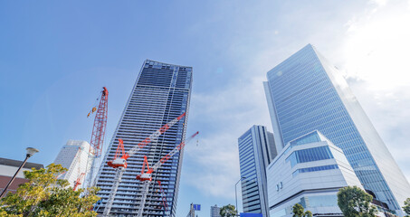 見上げる青空とみなとみらいのモダンな高層ビル群 © taka