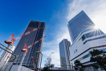 見上げる青空とみなとみらいのモダンな高層ビル群 © taka