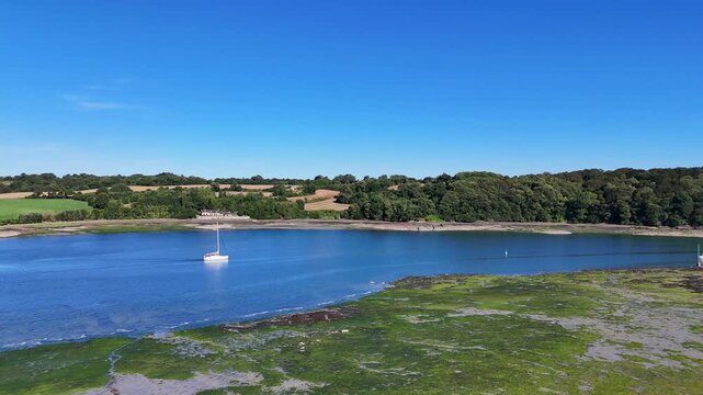 Passage d'un voilier dans l'estuaire du Jaudy en Bretagne