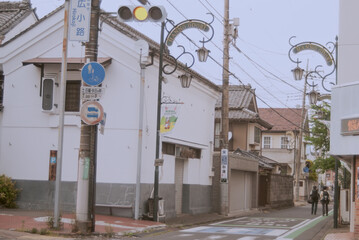 ノスタルジックな雰囲気が漂う歴史ある街道と静かな街角の風景 © risuketto
