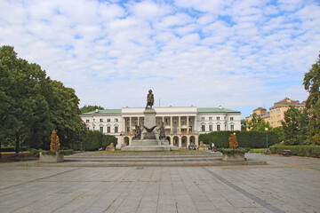 Obraz premium Tadeusz Kosciuszko monument in front of Lubomirski Palace in Warsaw.