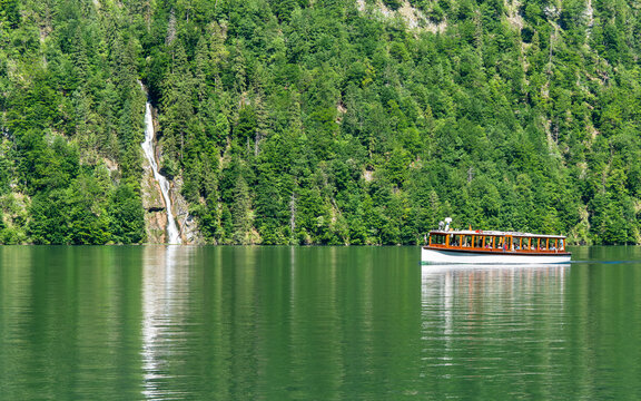 Ausflugsschiff auf dem K&ouml;nigssee im Nationalpark Berchtesgaden