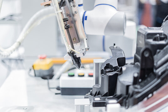 Automatic glue dispensing machine Robot holding glue syringe Injection. Robot Welding