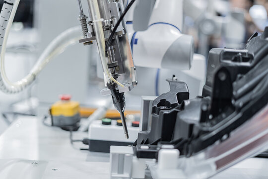 Automatic glue dispensing machine Robot holding glue syringe Injection. Robot Welding