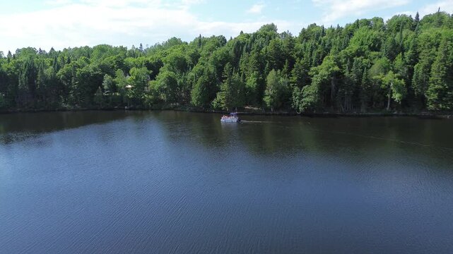 Un ponton au milieu d'un lac, dans les bois. Vue sur la rivi&egrave;re et la for&ecirc;t par une journ&eacute;e d'&eacute;t&eacute; ensoleill&eacute;e.