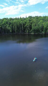 balade en kayak sur le lac en &eacute;t&eacute;, Qu&eacute;bec, Canada. Vue de la rivi&egrave;re et de la for&ecirc;t par une journ&eacute;e d'&eacute;t&eacute; ensoleill&eacute;e.