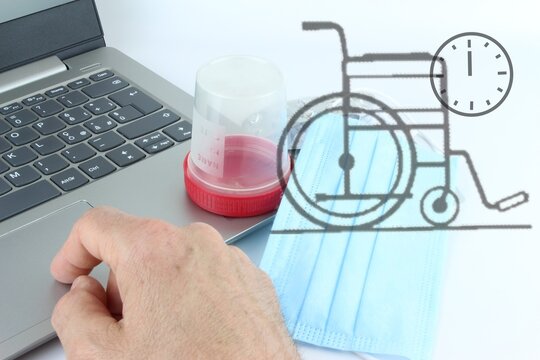 Sovrapposizione del concetto di sedia a rotelle e di studio medico, con mascherina protettiva contro la pandemia.