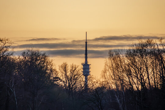 Funkmast bei Abendd&auml;mmerung