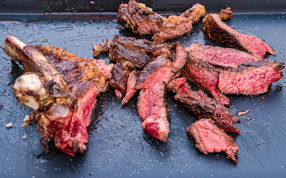 morceau de viande de b&oelig;uf sur un barbecue